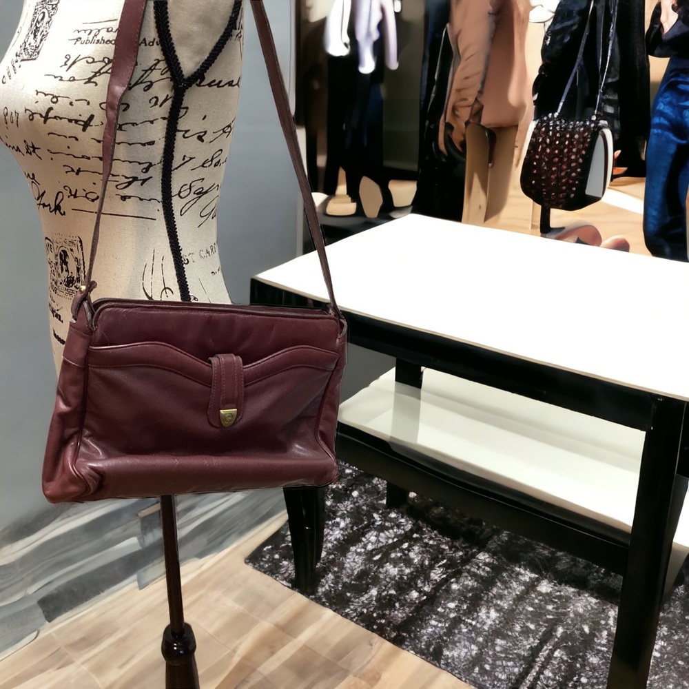 Vintage Etienne Aigner shoulder bag. Burgundy